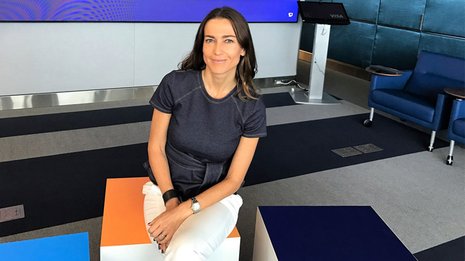 Mujer sonriendo sentada en un banco